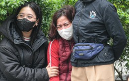 Tiểu thương khóc nức nở, nhìn tài sản bị thiêu rụi sau vụ cháy chợ Xanh ở Hà Nội