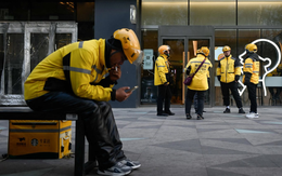 Phận đời 12 triệu shipper: Làm 14 tiếng/ngày nhưng chỉ đủ sống, đi giao đồ nhưng phải đánh cuộc sức khỏe và phẩm giá