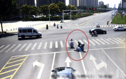 Shipper đột quỵ ngay giữa ngã 4 khi đang giao hàng, được người đi đường cứu sống thần kỳ: Danh tính cô gái gây ngỡ ngàng