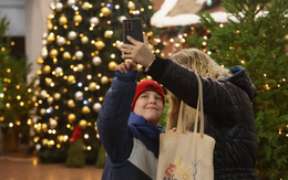 Cả thế giới xuống phố đón Giáng sinh: Khoảnh khắc ấm áp lan tỏa toàn cầu
