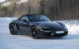 Porsche Boxster thuần điện xuất hiện trên đường thử: Vị trí đặt cổng sạc cực lạ, viên pin bố trí sau lưng ghế ngồi