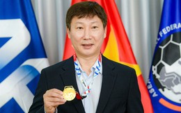 Báo Hàn sửng sốt trước tấm huy chương vàng 33 chỉ của HLV Kim Sang-sik: Trên nửa tỷ đồng