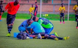 Sốc: Cầu thủ tử vong trên sân sau hành động “làm bùa chú để cầu may”