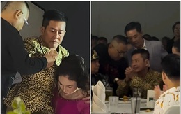 Đám cưới con trai: Tấn Beo được đồng nghiệp bế lên sân khấu, xúc động bật khóc