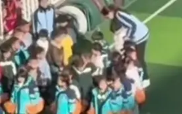 Rùng mình trước đoạn clip giáo viên mầm non đánh, đạp dã man trẻ ngay trong sân trường ở Trung Quốc