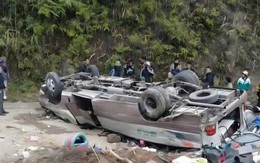 Lật xe khách, 7 người tử vong, nhiều người bị thương