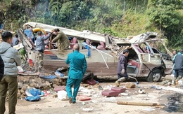 Hiện trường vụ lật xe khách chở đoàn giáo viên đi thiện nguyện khiến 9 người tử vong