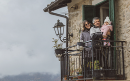 Ngôi làng ăn mừng sự ra đời của em bé đầu tiên sau 30 năm