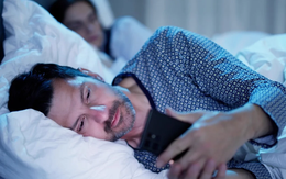 Vợ đòi ly hôn vì chồng hay 'thả tim' ảnh phụ nữ hở hang trên mạng xã hội