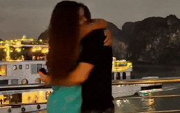 Clip ngọt ngào nhất cuối năm: Hoa hậu gen Z được bạn trai cầu hôn như phim ở Vịnh Hạ Long