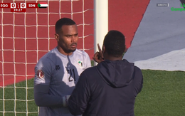 Thủ môn đột nhiên ngất xỉu khiến tất cả bàng hoàng, lý do hóa ra không nguy hiểm