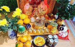 Tại sao bàn thờ Thần Tài luôn có bát nước thả hoa?