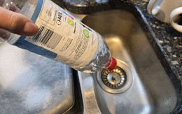 Đổ giấm xuống bồn rửa bát có tác dụng gì?