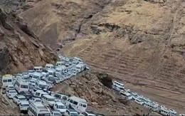 Không phải đi du lịch, hàng nghìn ôtô chôn chân trên đèo để tháo chạy khỏi thủ đô ô nhiễm nhất thế giới