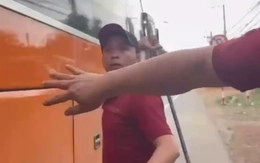 [Clip] Phụ xe khách cầm gậy đe dọa người đi đường gây xôn xao dư luận ở TPHCM