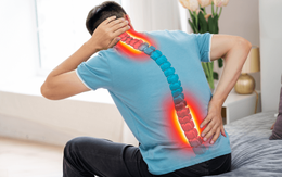 Ngày càng nhiều người trẻ 20–30 tuổi xương khớp đã như người già: Bác sĩ cảnh báo tất cả đều có lý do