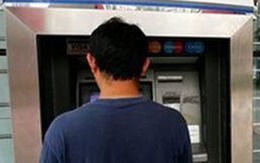 Người đàn ông tới ATM rút sạch 60 triệu đồng nhưng số dư tài khoản vẫn không thay đổi, lập tức đến ngân hàng trình báo thì nhận tin sốc