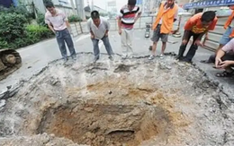 Công trường dừng thi công khẩn cấp vì máy xúc đào trúng vật cứng, kho báu hơn 11.000 tỷ đồng dưới hố sâu 2m được đào lên