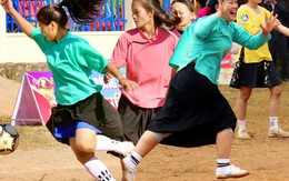 Giải bóng đá dễ thương số 1 thế giới: Khi các cô gái tự hào mặc trang phục dân tộc ra sân thi đấu