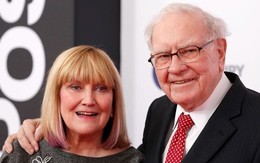 Chuyện khó tin trong gia đình Warren Buffett: Con gái duy nhất hơn 20 tuổi mới biết cha là tỷ phú, từng phải giao đồ ăn, bán báo để kiếm tiền