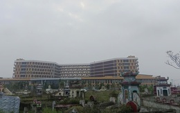 VIDEO: Bệnh viện gần 1.700 tỉ đồng sát nghĩa trang hàng ngàn lăng, mộ