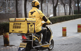 Shipper đang giao đồ ăn thì nhìn thấy chiếc gối lạ bên đường, anh lập tức báo cảnh sát và cứu đc 1 người