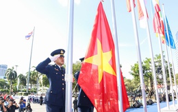 Quốc kì Việt Nam tung bay trên bầu trời Bangkok trong lễ thượng cờ SEA Games 33