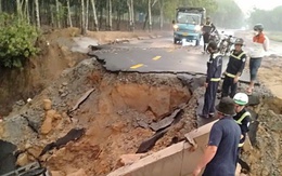 Cận cảnh mặt đường bất ngờ bị sụt lún tạo hố sâu ở Bình Dương