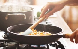 Nuốt hạt vi nhựa ngang 1 tấm thẻ tín dụng mỗi tuần chỉ vì 7 thói quen tai hại trong bếp: Thay đổi ngay để giảm tải phơi nhiễm