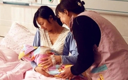 Mẹ chồng U65 lên chăm con dâu ở cữ, cái gì cũng làm nhưng lại không hề bế cháu: Lý do khiến ai nấy đều sững sờ