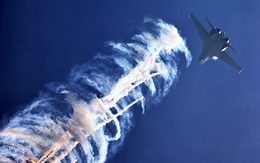 Tiêm kích J-16 Trung Quốc thả bẫy nhiệt vào máy bay P-8A Poseidon Australia