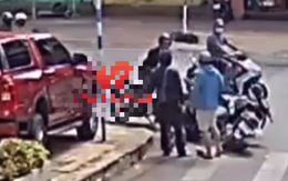 Phẫn nộ 2 người đàn ông "hổ báo" đánh người sau va chạm giao thông