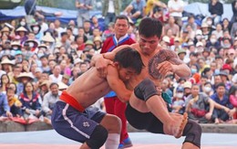 Về hội làng hạ cao thủ MMA, đô vật cầm xô, bao tải hứng 'mưa' tiền