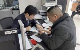 Người đàn ông sáng nhận lương tháng 35 triệu đồng, đến chiều tài khoản chỉ còn 3 nghìn đồng: Ngân hàng thông báo “khấu trừ nợ thẻ tín dụng”!