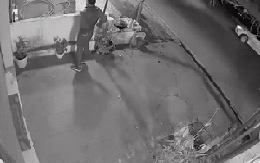 Kinh hoàng clip xe máy tông trực diện vào ô tô đang quay đầu trong đêm, 2 học sinh THPT tử vong thương tâm