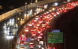 Ùn tắc suốt đêm gần 5km trên cao tốc cửa ngõ Hà Nội