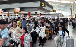 "Biển người" đang trở lại TP HCM qua sân bay Tân Sơn Nhất