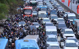 Chính thức hết Tết: Người dân lỉnh kỉnh đồ đạc quay lại Hà Nội và TP.HCM, nhiều tuyến đường ùn tắc