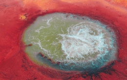 Đến Trung Quốc, tận mắt chứng kiến ‘mắt quỷ’ có nước sôi sục giữa sa mạc