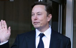 Phản ứng của Elon Musk khi bị nữ nhà văn kiện