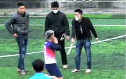 Vụ nhóm người bắt cầu thủ quỳ tại sân bóng: Hai thanh niên cùng yêu một cô gái