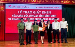 Phát hiện khách hàng đến làm lại thẻ ATM là đối tượng thuộc diện truy nã: Nữ nhân viên Agribank bí mật báo công an và được trao bằng khen