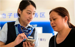 Bạn doanh nhân chuyển khoản tặng 1,7 tỷ đồng, người phụ nữ đến ngân hàng rút 140 triệu đồng tiêu xài, cảnh sát tịch thutoàn bộ: "Kịch bản lừa đảo kiểu mới"