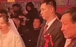 Bức ảnh khiến hàng triệu người rơi nước mắt: “Hóa ra đây chính là hình dáng của tình yêu”