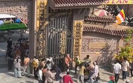 Phân định vụ 50 người dàn cảnh chen lấn để cướp giật trước cổng chùa ở An Giang