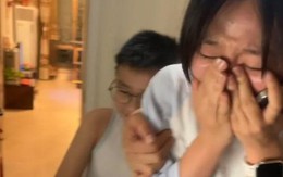 Thấy con dâu hì hục trong phòng, mẹ chồng ngó vào thì thấy cảnh tượng nóng mắt: "Trời ơi, sao con dám..."