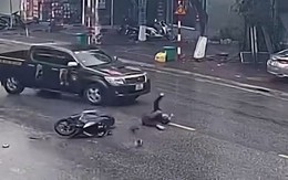 VIDEO: Mở cửa ôtô bất cẩn làm người đi xe máy ngã văng ra đường