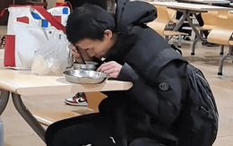 Bức ảnh chụp một nam thanh niên nhếch nhác hút hàng chục nghìn lượt quan tâm, nhưng chai nước anh cầm mới chứa nhiều bí ẩn!