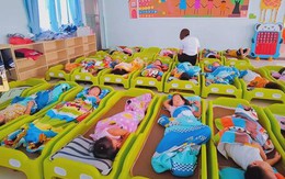 Cô giáo gửi ảnh học sinh ngủ trưa và xóa trong 30 giây nhưng đã quá muộn: Phụ huynh quyết định chuyển trường