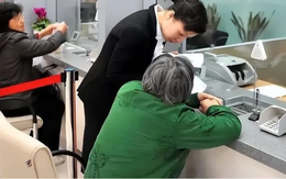 Cụ bà sáng gửi tiết kiệm 192 triệu đồng, đến chiều phát hiện tiền được chuyển đi mua bảo hiểm, cơ quan chức năng tuyên bố: "Ngân hàng phải đền tiền cho khách"